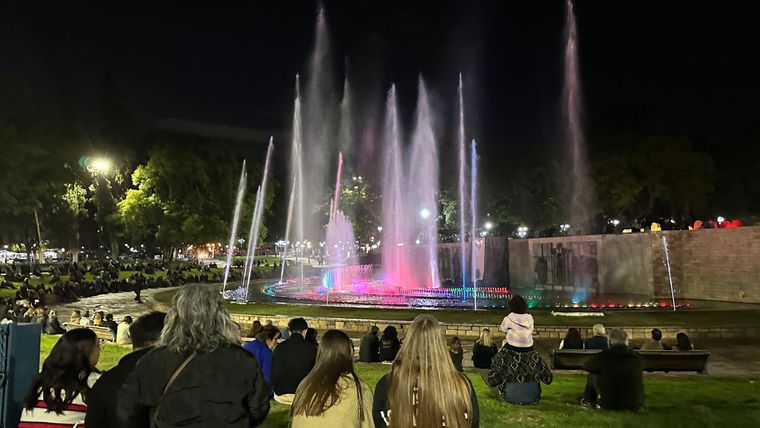 Mendoza despidió a Felipe Staiti con un espectáculo de aguas danzantes con clásicos de la querida banda mendocina. Mendoza despidió a Felipe Staiti con un espectáculo de aguas danzantes con clásicos de la querida banda mendocina.
