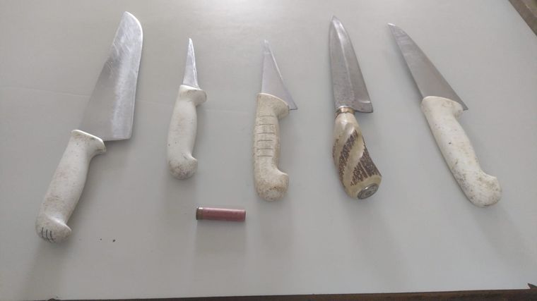 Los cuchillos incautados durante los allanamientos desarrollaron en el marco de la investigación por el crimen. Los cuchillos incautados durante los allanamientos desarrollaron en el marco de la investigación por el crimen.