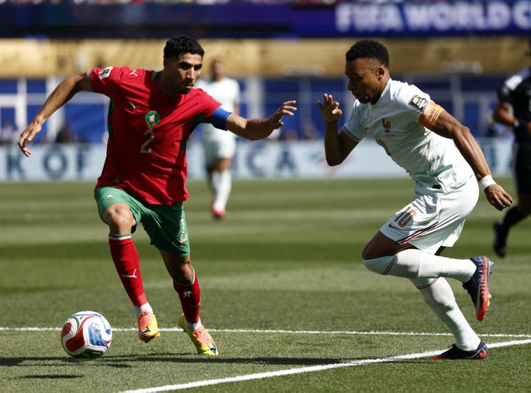 Duelo de figuras. Kylian Mbappe, la gran estrella de Francia, intenta arrebatarle el balón a Achraf Hakimi, el formidable lateral de Marruecos.&nbsp;