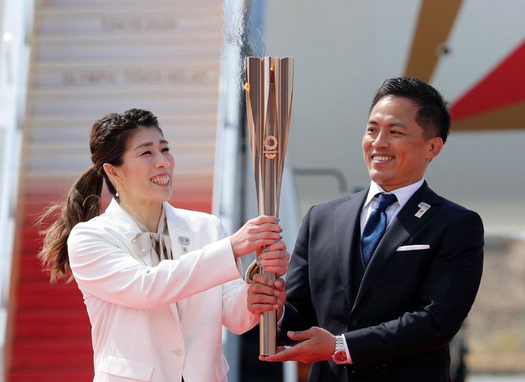 Los campeones olímpicos Saori Yoshida y Tadahiro Nomura recogieron la llama. EFE Foto: EFE