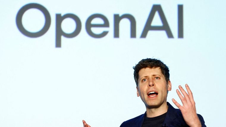 Mientras OpenAI acelera con Sky, Apple apuesta a su propia plataforma de inteligencia local. Mientras OpenAI acelera con Sky, Apple apuesta a su propia plataforma de inteligencia local.