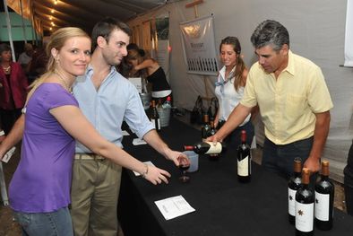 MDZol | Pancho Páez sirviendo las copas de Diego Navarro y Jimena Alguacil. Foto: Pachy Reynoso / MDZ