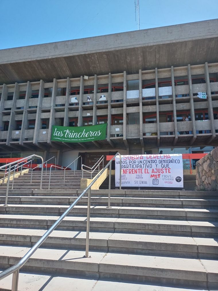 El Centro de Estudiantes de la Facultad de Ciencias Políticas emitió un comunicado en repudio a una medida que llevaría a cabo la DGE Foto: Laura Fiochetta