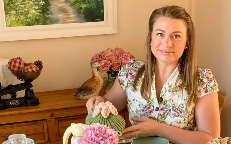 Alena Kate Pettitt, referente Trad Wifes y propietaria del sitio The Darling Academy Foto: The Darling Academy