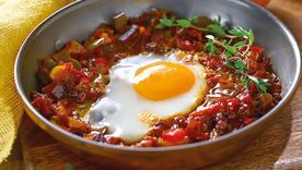 Cómo hacer huevos al plato con vegetales en pocos pasos.
