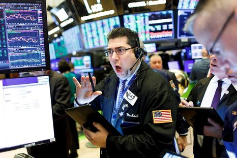 Los activos financieros argentinos arrancaron la rueda en rojo profundo, a contramano de las principales bolsas del mundo, pero el dólar retrocede y le da un respiro al Gobierno. Los activos financieros argentinos arrancaron la rueda en rojo profundo, a contramano de las principales bolsas del mundo, pero el dólar retrocede y le da un respiro al Gobierno.