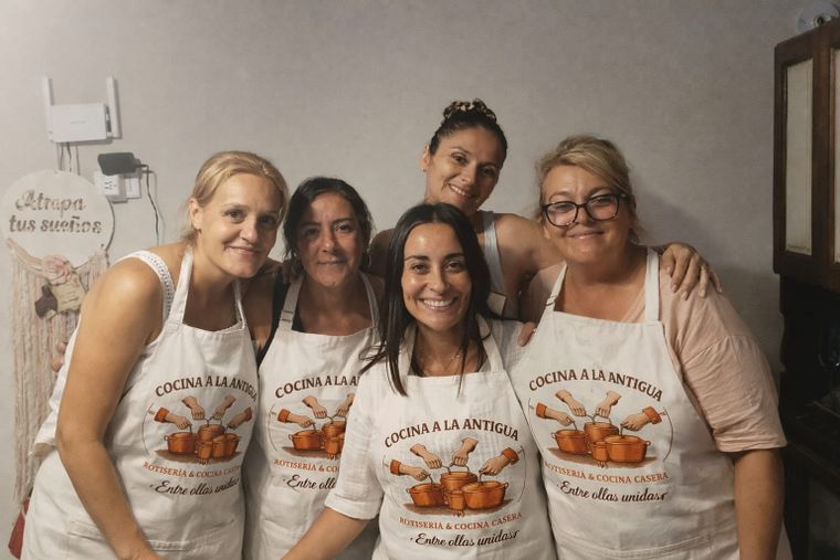 Eliana Adi en el centro de la foto con emprendedoras.