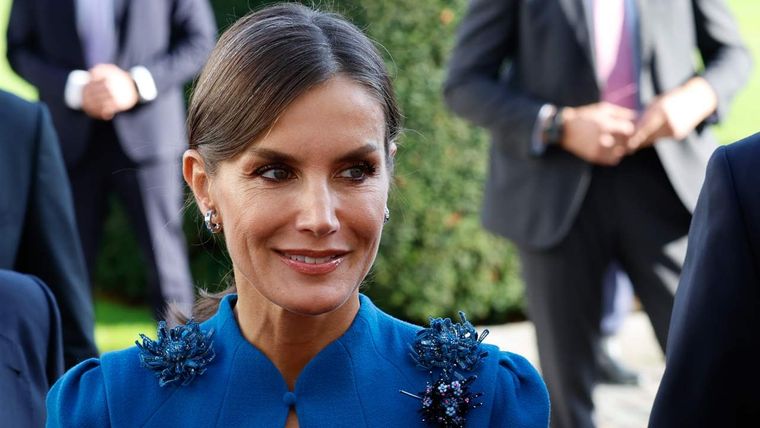 Letizia Ortiz sabe cómo romper su estilo clásico con looks tendencia. Foto: Instagram