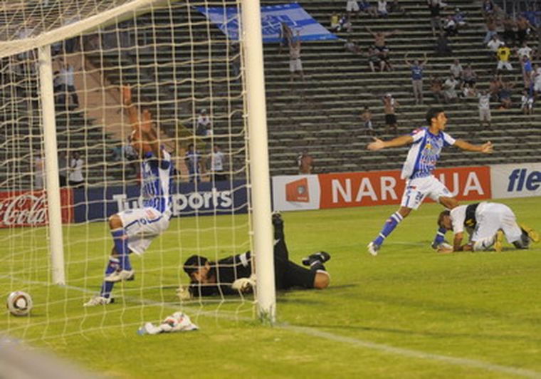 La pelota ingresa en el arco y el Expreso festeja la primera victoria del Clausura. Foto: Pachy Reynoso/MDZ