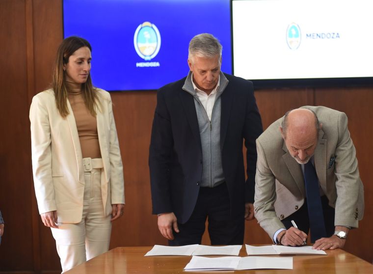 El Ministerio de Producción y las cámaras del sur llegaron a un acuerdo tras los reclamos por los requisitos de adhesión del Fondo Compensador Agrícola. El Ministerio de Producción y las cámaras del sur llegaron a un acuerdo tras los reclamos por los requisitos de adhesión del Fondo Compensador Agrícola.