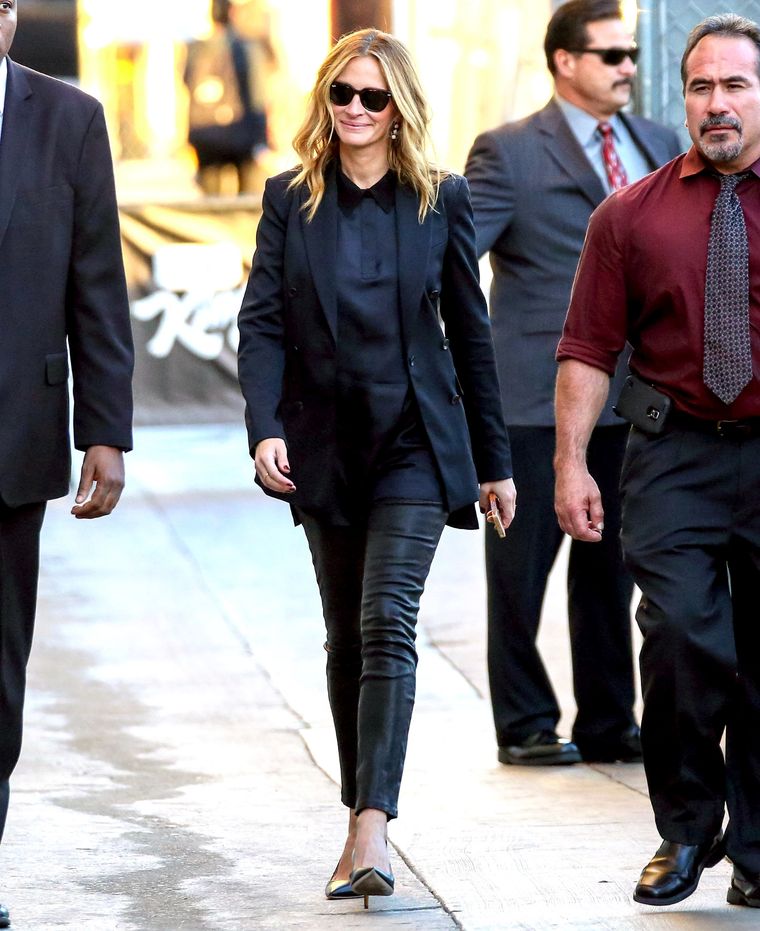 Julia Roberts nos presenta estos looks rocker con calzas de cuero Foto: Us Weekly