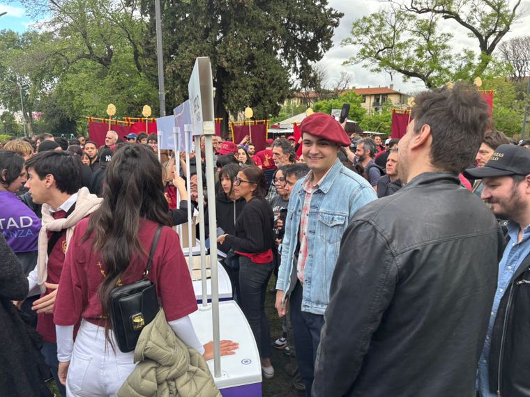 Militantes libertarios en la previa de la presentación del libro de Milei. Militantes libertarios en la previa de la presentación del libro de Milei.