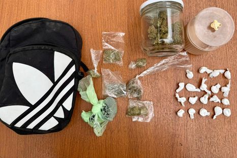 Los envoltorios de cocaína y marihuana listos para la venta secuestrados a un allegado a la niña baleada. Los envoltorios de cocaína y marihuana listos para la venta secuestrados a un allegado a la niña baleada.