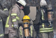 El trabajo de los bomberos en el incendio Foto: Rodrigo DAngelo / MDZ