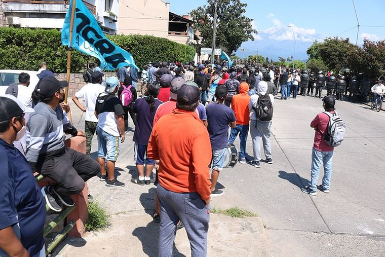 El enfrentamiento fue protagonizado por personas identificadas con la Lista Blanca y la Lista Celeste Foto: El Tribuno