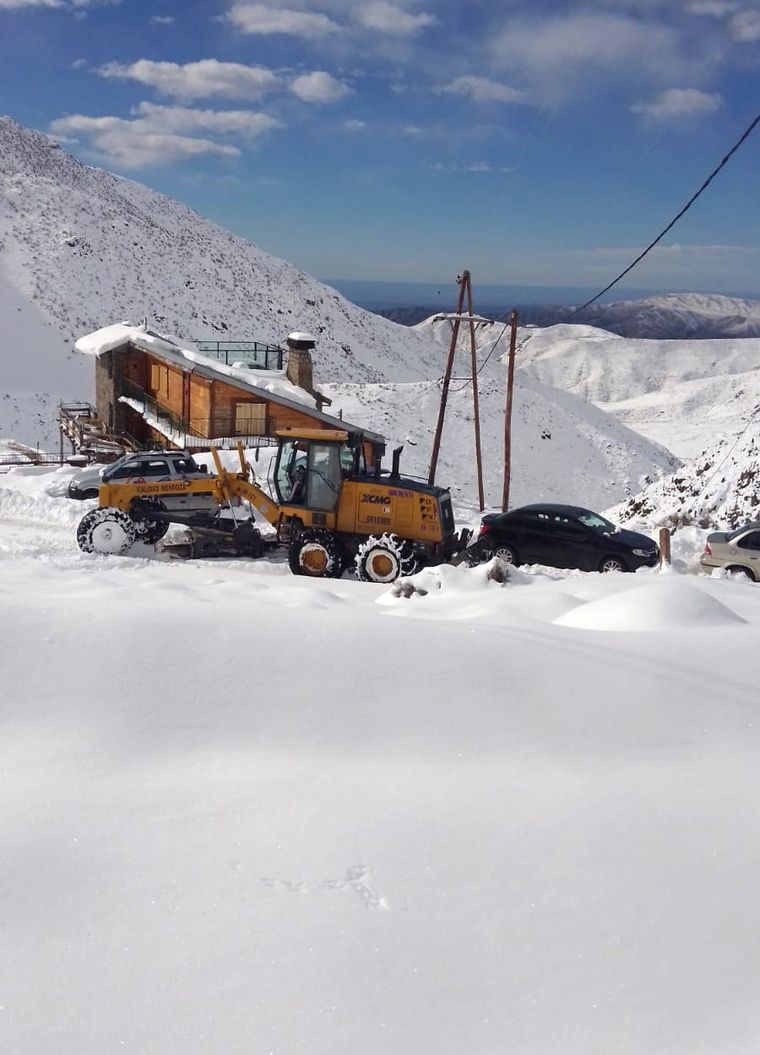 Los montañistas fueron rescatados tras quedar varados en San Bernardo Los montañistas fueron rescatados tras quedar varados en San Bernardo