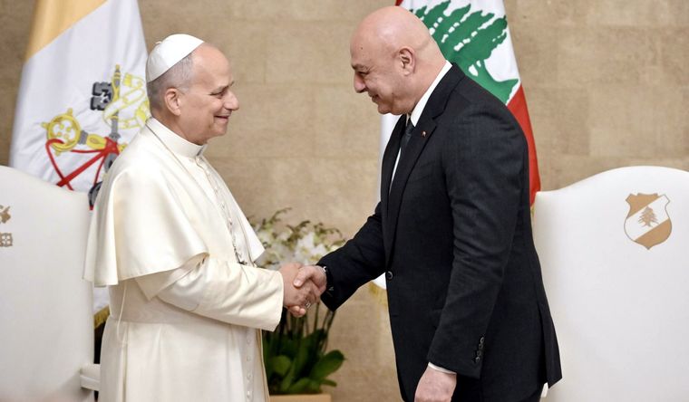 El Papa León XIV durante una visita de cortesía al presidente de Líbano, Joseph Aoun. Foto Efe