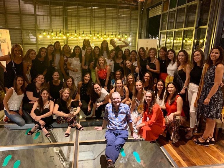 Tim Atkin junto a muchas de las integrantes del Club.