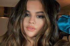 ¡selena gomez es la numero 1 en los billboard 200!: lo celebro y mostro mucho