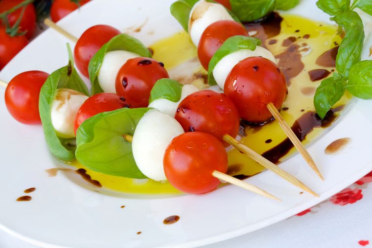 Receta de ensalada caprese en pinchos: receta fácil, fresca y deliciosa.