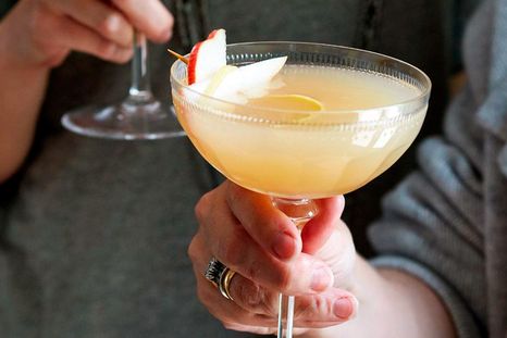 No hace falta ser un experto en coctelería para preparar cócteles en casa. Créditos: Future.