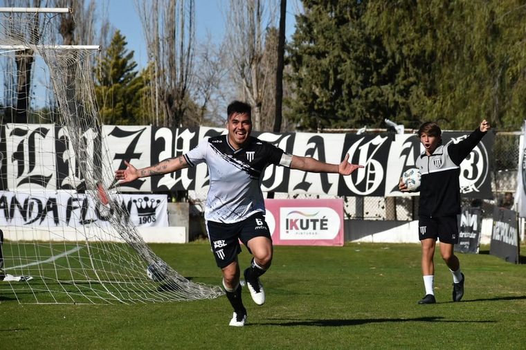 Padilla se llena la boca de gol. Es el tercero en la campaña. Foto: Prensa Gimnasia