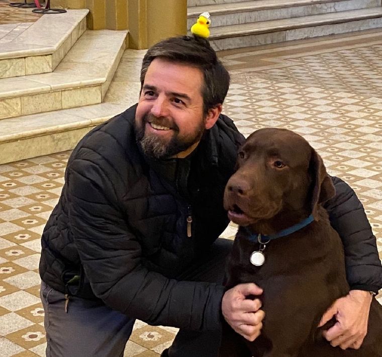 El padre Horacio es el cura que invita a la misa para bendecir a las mascotas. El padre Horacio es el cura que invita a la misa para bendecir a las mascotas.