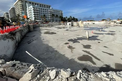 Medios locales publicaron imágenes en las que se ve que el solar donde se levantaba Champlain Towers South está ahora prácticamente limpio y despejado. Foto: JASON PIZZO/TWITTER