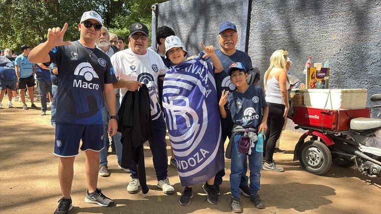 Los hinchas de Independiente Rivadavia, con todo el color en la previa. 
