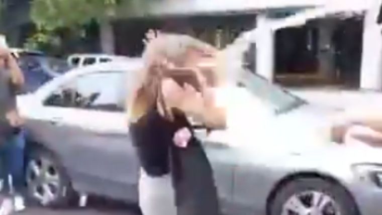 El momento de la agresión a Lady Racista.