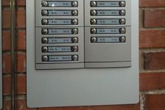 El portero eléctrico más difícil de utilizar del mundo se viralizó en Twitter. Foto: Digital Mantenimientos (imagen ilustrativa)