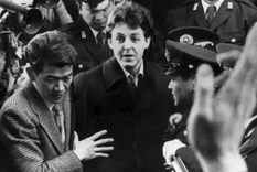 Ni bien pisó Japón, Paul McCartney fue arrestado luego de pasar por migraciones. Foto: Archivo histórico