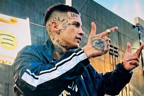 El cantante de cumbia le hizo un polémico regalo a la madre de su hija que podría traerle serias complicaciones a ella.