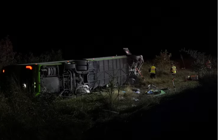 Por el momento se desconoce que provocó que el colectivo volcara. Por el momento se desconoce que provocó que el colectivo volcara.