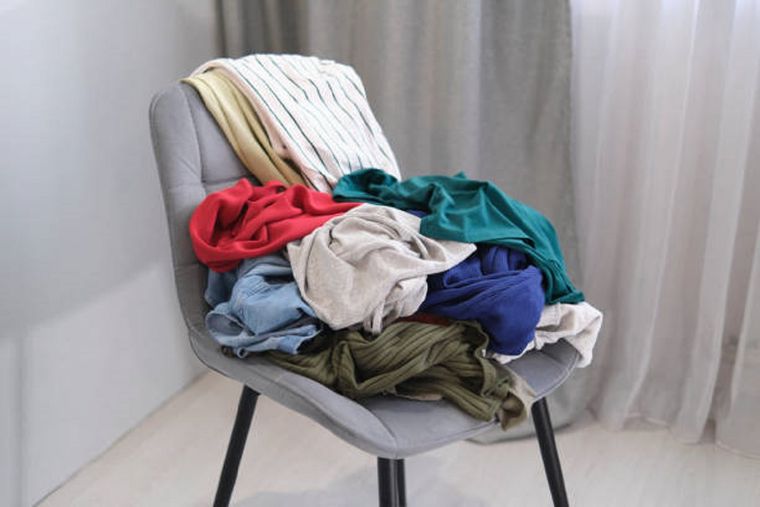 Por qué dejamos la ropa sucia sobre una silla