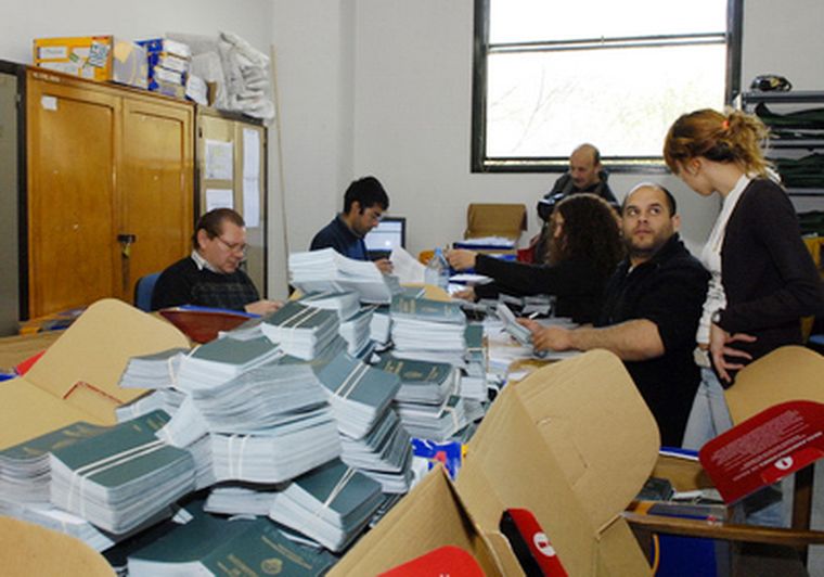Documentación de personas en Mendoza. Foto: Gonzalo Bravo / Archivo