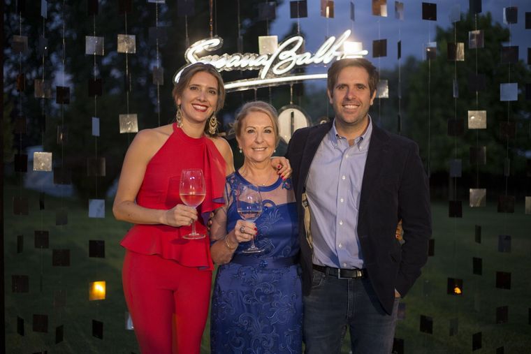 Susana Balbo junto a sus hijos, Ana y José.