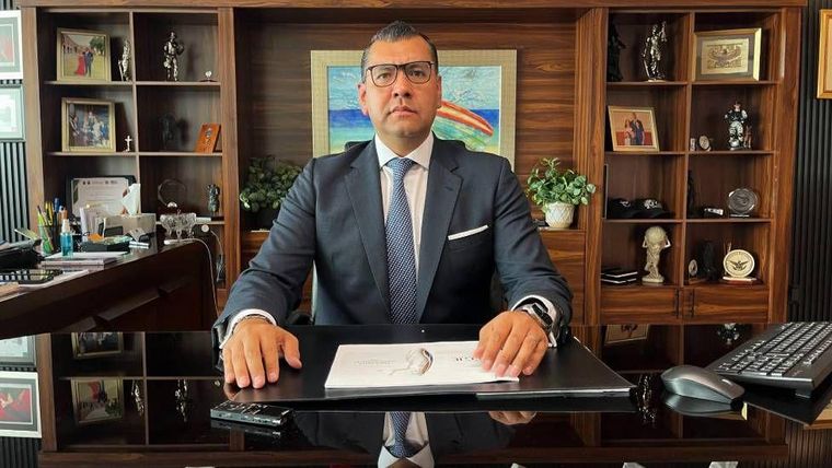 Camacho dice no estar interesado en política. Ha sido siempre fiscal y fiscal, dice, quiere seguir siendo.
