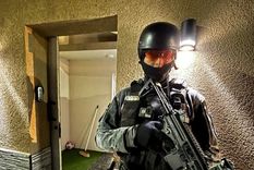 El masivo operativo contra la banda narco identificó como líder de la organización a un convicto.