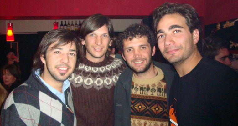 Juan Cruz Bobillo, Matías y Gonzalo Innocenti y Andrés Pichi Nazar -uno de los responsables del resto bar-. Foto: Gentileza