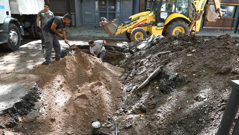 Trabajadores de Aguas Mendocinas tapando el pozo tras arreglar la pérdida Foto: ALF PONCE MERCADO / MDZ