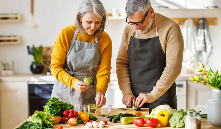 Llevar una dieta saludable a los 40 permite disfrutar de una buena salud física y mental hasta los 70 años o más. Foto: Shutterstock