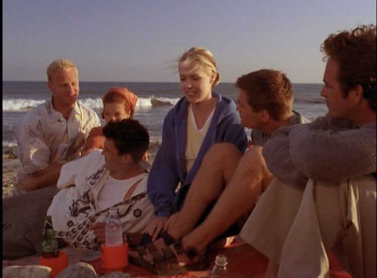 Beverly Hills, 90210 fue una serie juvenil emitida desde el 4 de octubre de 1990 al 17 de mayo de 2000.