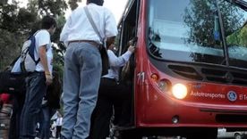 En la vereda de la terminal, frente a uno de sus varios accesos, decenas de colectivos urbanos tienen las “paradas” en donde cargan a quienes llegan a la ciudad.