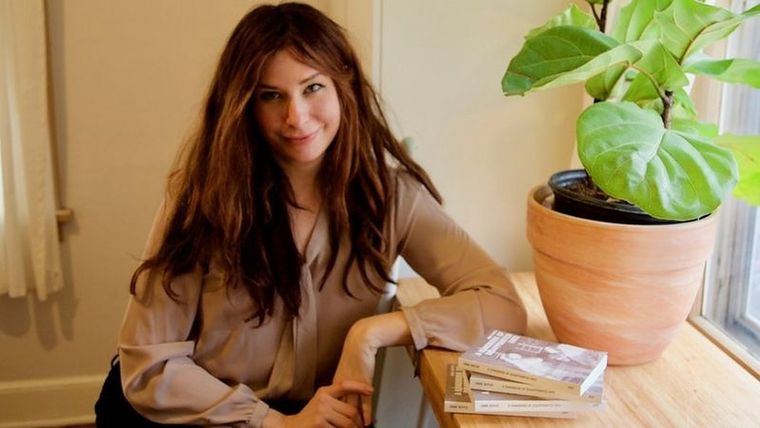 Foto: CASSANDRA GILLIG. Anne Boyer es autora de Desmorir. Una reflexión sobre la enfermedad en un mundo capitalista, ganador del Premio Pulitzer de Ensayo 2020.