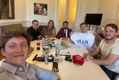 El asesor presidencial Santiago Caputo junto a los referentes de Las Fuerzas del Cielo Agustín Romo, Nahuel Sotelo y Lucas Sagaz Luna junto a referentes de Universitarios de La Libertad Avanza en la Casa Rosada.