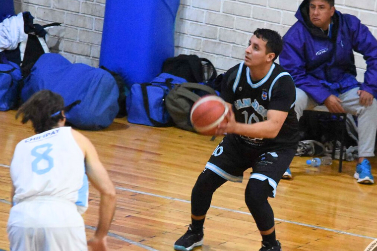 San José y Macabi jugarán tercer partido para determinar al semifinalista de la Superliga de básquet.