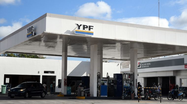 La empresa YPF, en el ojo de la tormenta. La empresa YPF, en el ojo de la tormenta.
