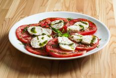 ideal para almorzar liviano, prepara esta estupenda ensalada caprese