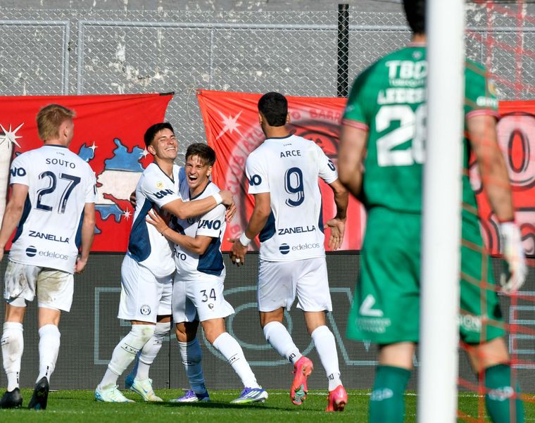Nicolás Retamar convirtió los dos primeros goles de Independiente Rivadavia frente a Barracas Central.&nbsp;